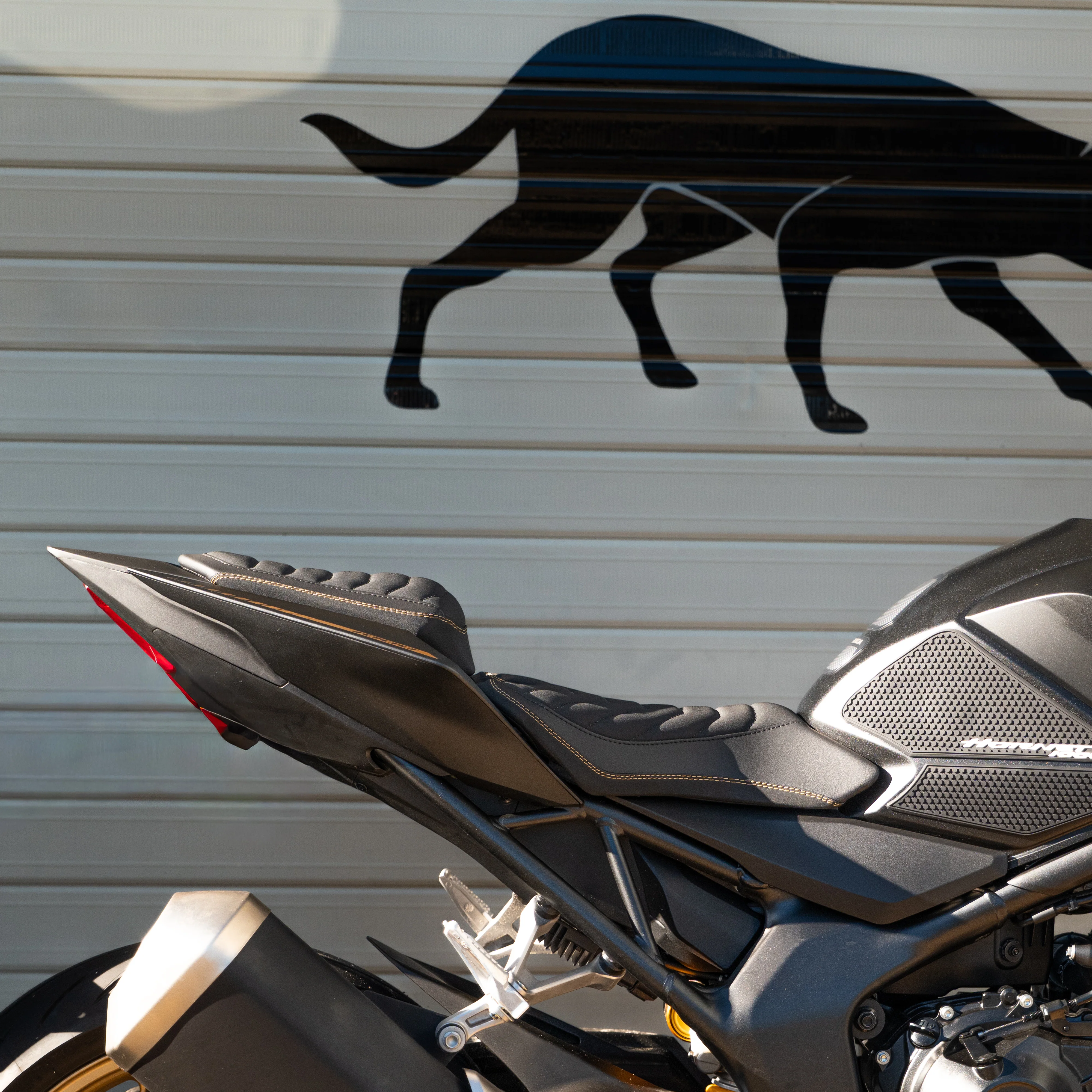 HONDA CB1000 HORNET (2025+) COMFORT SEAT TRIM - Image 12