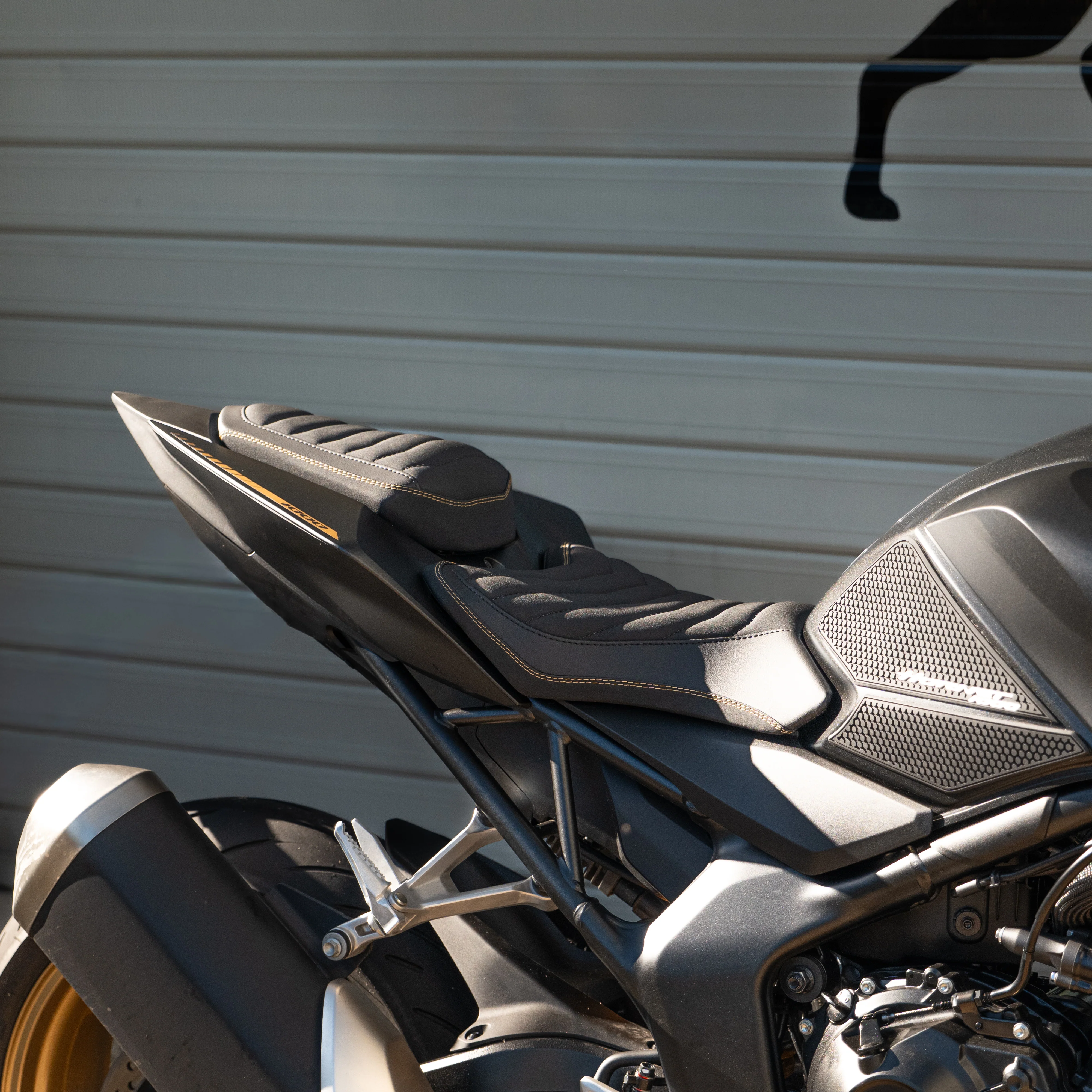 HONDA CB1000 HORNET (2025+) COMFORT SEAT TRIM - Image 13