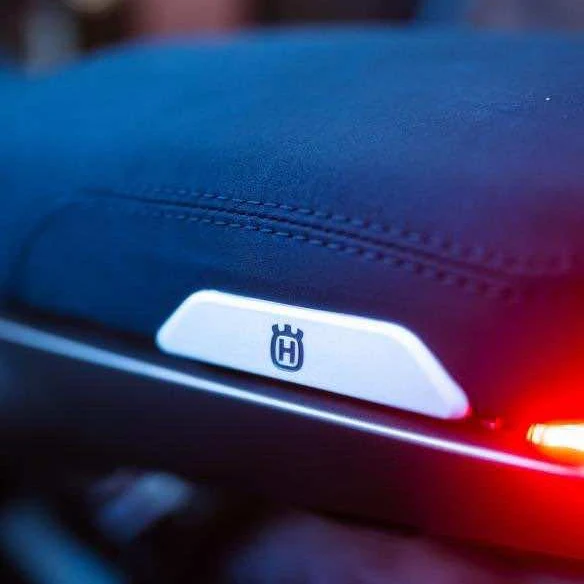HUSQVARNA SVARTPILEN 401 (2020-2023) COMFORT SEAT TRIM - Image 5