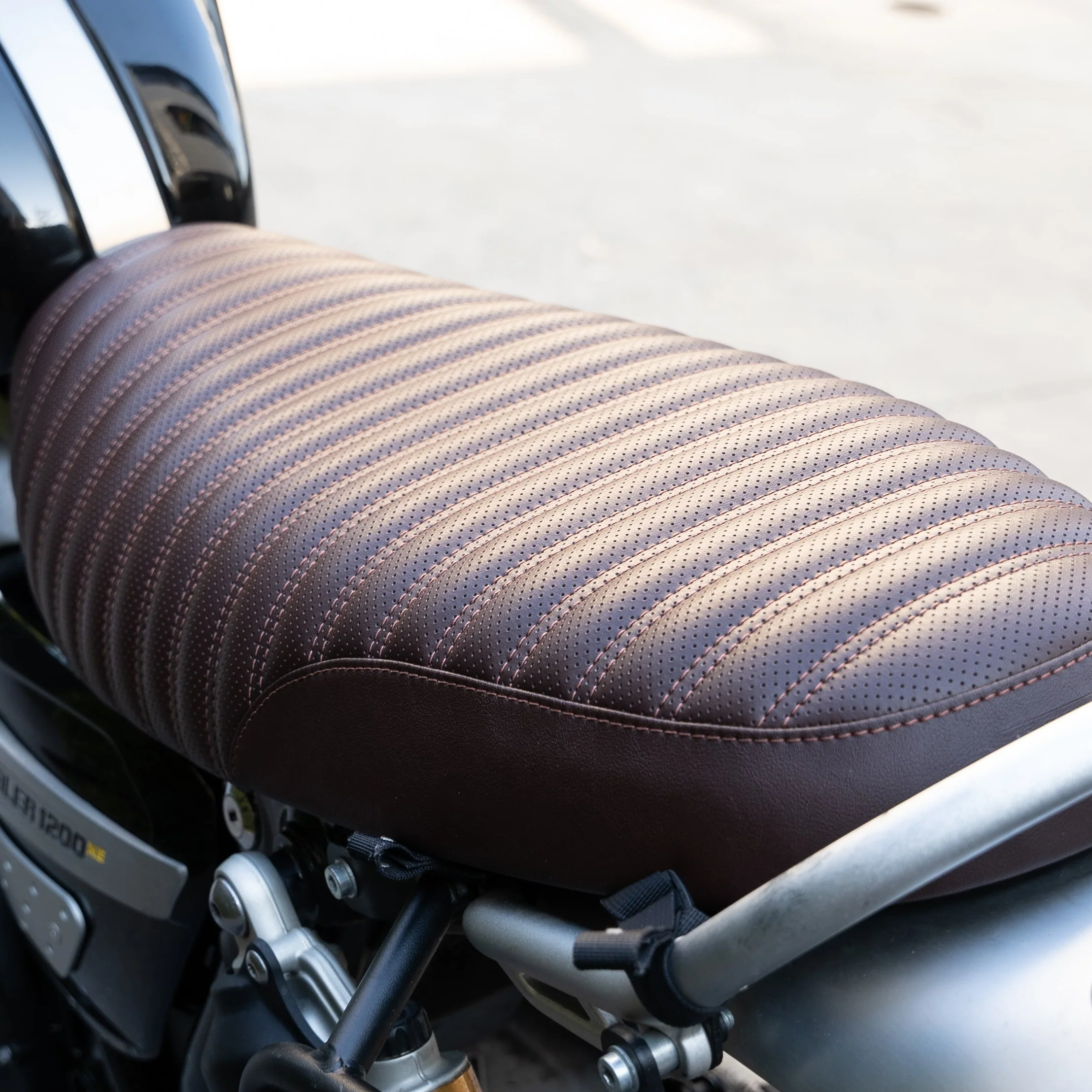 TRIUMPH SCRAMBLER 1200 (2019+) COMFORT SEAT TRIM - Image 11
