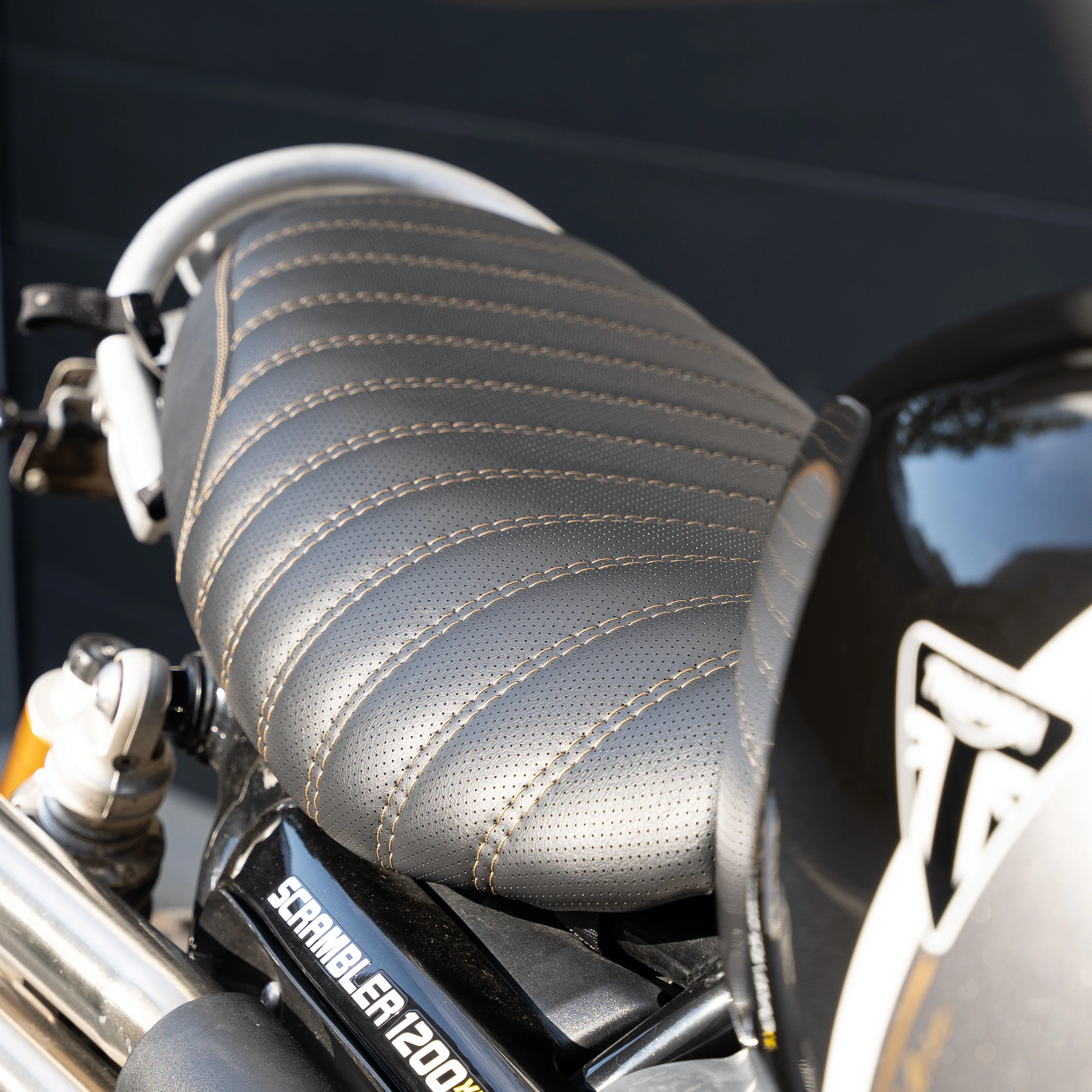TRIUMPH SCRAMBLER 1200 (2019+) COMFORT SEAT TRIM - Image 9